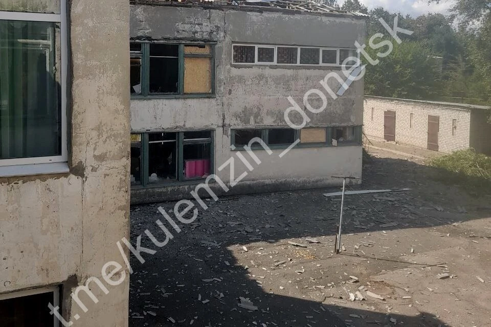 В результате обстрела детского сада повреждена кровля, остекление и фасад. Фото: Кулемзин/ТГ
