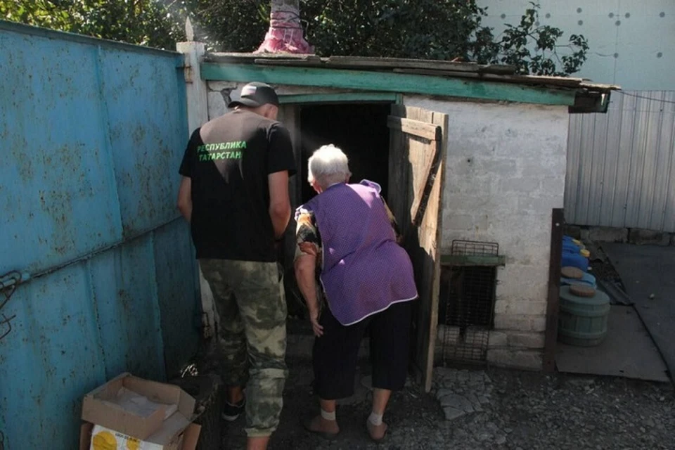 Волонтеры Татарстана помогают пожилым жителям Лисичанска. Фото - Рустам Минниханов