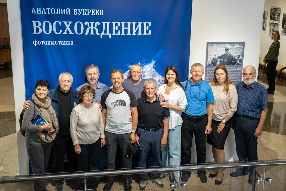 Он пригласил нас с известным тренером по альпинизму Ервандом Ильинским в Челябинск, где на днях открылись выставка фотографий знаменитого горовосходителя и мемориальная доска.