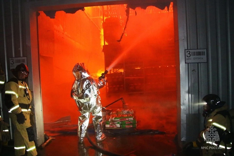 Сотрудники МЧС в течение шести часов тушили огонь, который охватил большое складское помещение. Фото: МЧС ДНР