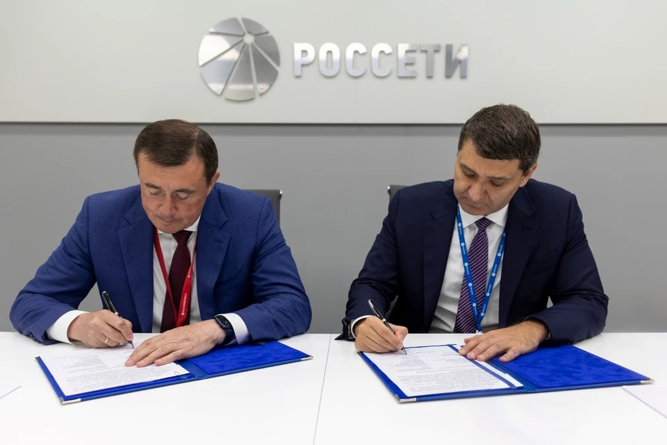 Соглашение о сотрудничестве подписали губернатор Валерий Лимаренко и председатель правления «Россетей» Андрей Рюмин. Фото: правительство Сахалинской области