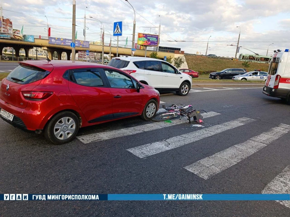 Водитель Renault сбила велосипедистку с 5-летним ребенком на переходе в Минске. Фото: телеграм-канал УГАИ ГУВД Мингорисполкома