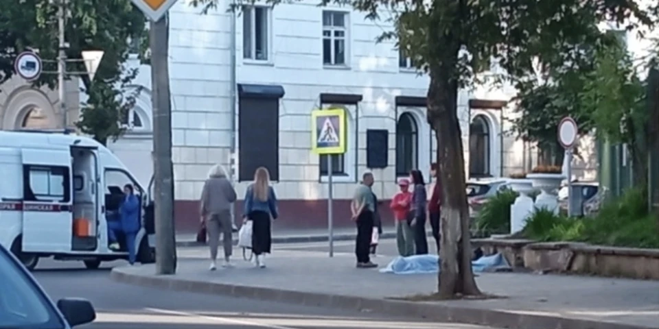 У входа в «Лопатинский сад» в Смоленске обнаружили тело мужчины. Фото: «Подслушано Смоленск» ВКонтакте.