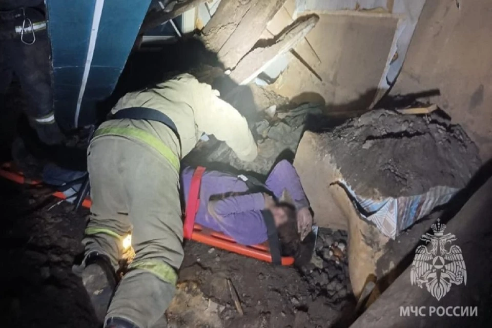 Потолок рухнул на двух женщин в частном доме под Новосибирском. Фото: ГУ МЧС НСО.