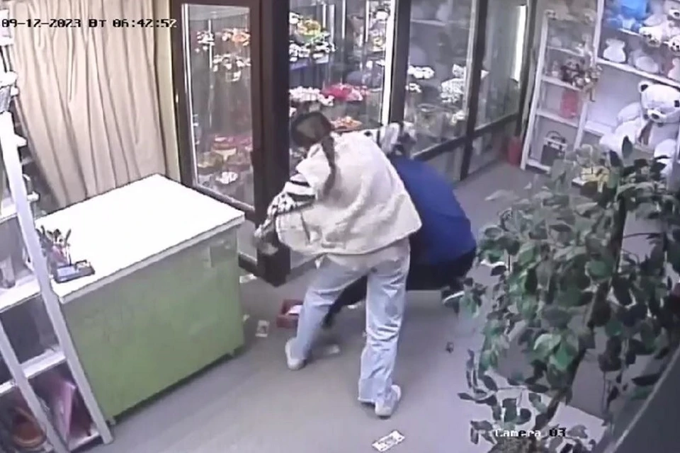 Продавец цветов не испугалась грабителя. Скриншот видео с сайта ГУ МВД России по АК