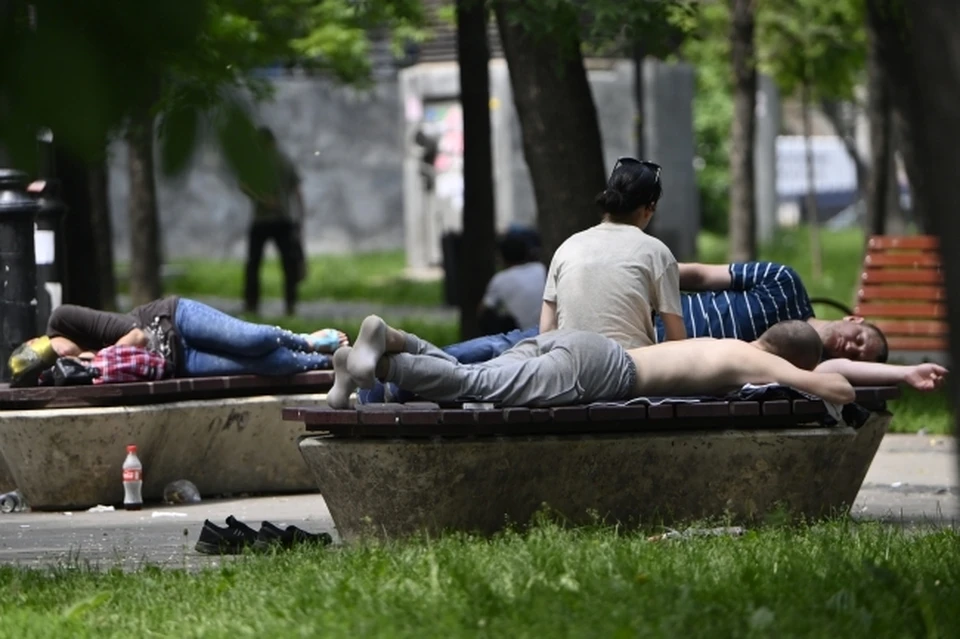 Ростовчан удивила группа мужчин, заснувших посреди улицы