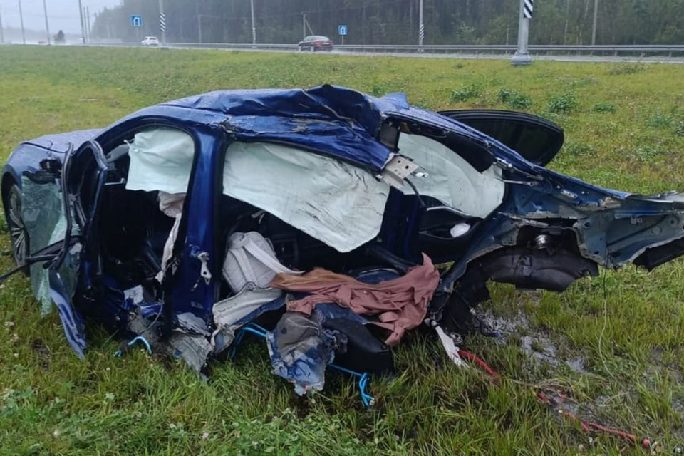 BMW разорвало пополам в ДТП на трассе «Скандинавия». Фото: ГУ МВД России по Петербургу и Ленобласти