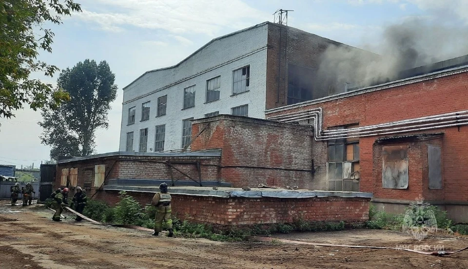 В одном из заброшенных зданий загорелось масло