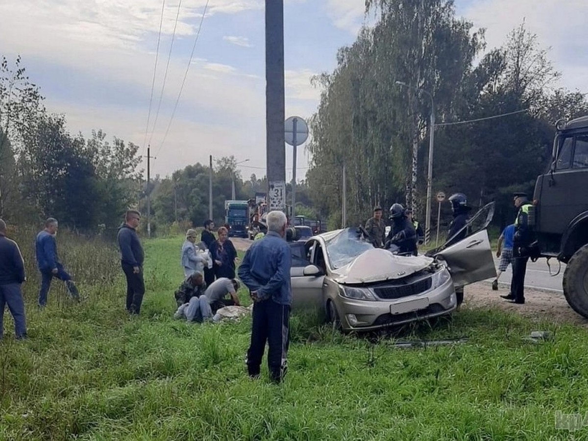 Появились фото с места аварии в Калужской области с участием КамАЗа и «Киа  Рио» - KP.RU