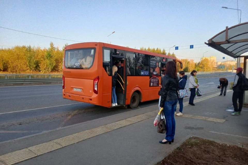 Иногда пассажиры не могут зайти в автобус и ждут следующего. Фото: киров.рф