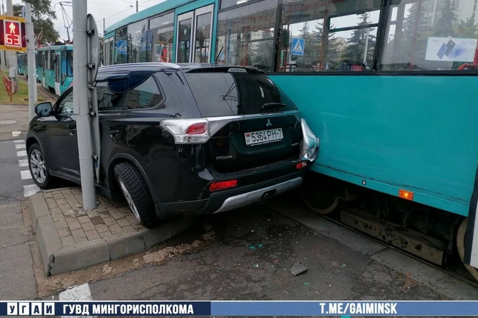 В Минске в ДТП попали кроссовер и трамвай. Фото: УГАИ ГУВД Мингорисполкома.