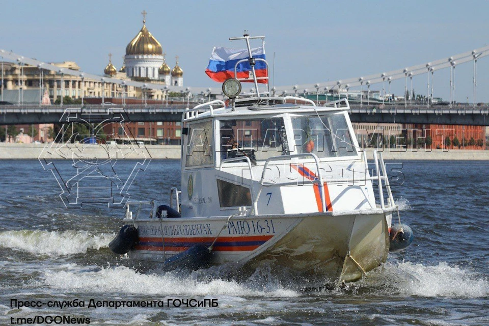 Женщина сорвалась с Кремлевской набережной в Москву-реку Фото: Департамент ГО и ЧС Москвы