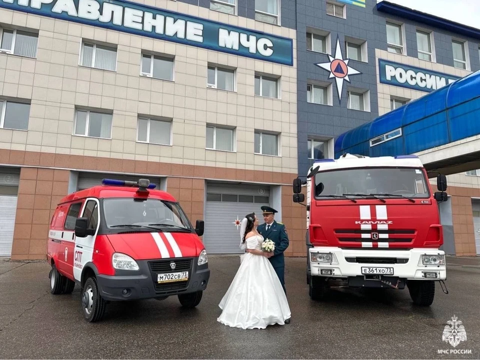 Ульяновские молодожены перед свадьбой заехали в пожарную часть МЧС, где более 10 лет служит жених. ФОТО: МЧС УО