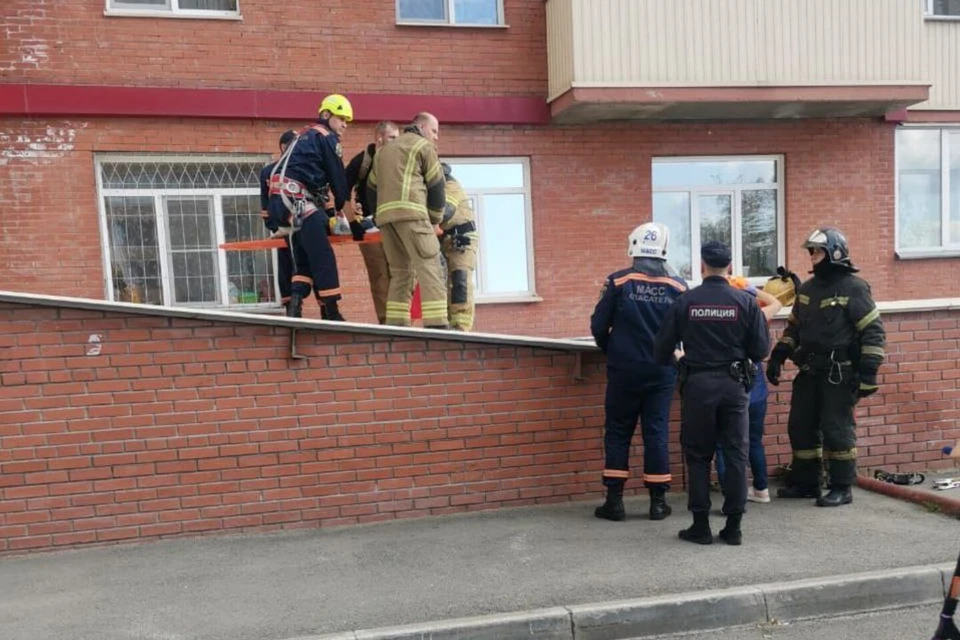 Врачам удалось стабилизировать состояние мальчика, который упал с 8 этажа в Новосибирске. Фото: Спасатели МАСС