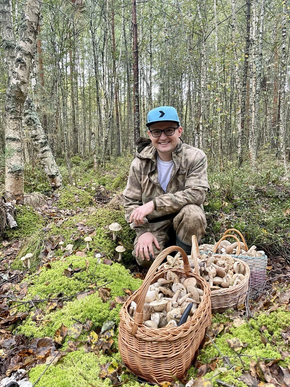 Нижегородский министр соцполитики Игорь Седых похвастался тремя корзинами грибов. Фото: тг-канал Игоря Седых