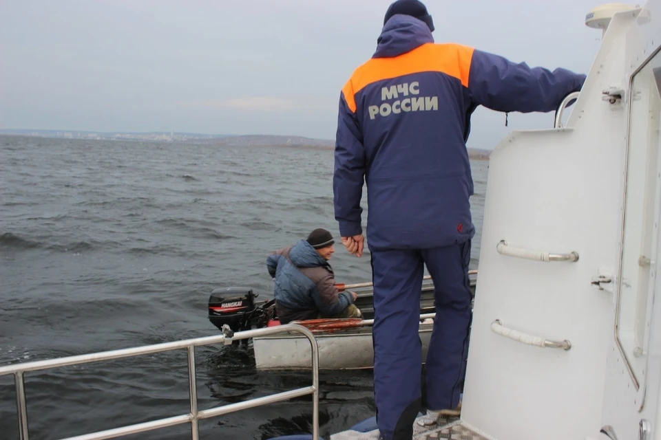 В Ульяновской области спасатели МЧС обнаружили мужчину, чья лодка заглохла посреди Волги. ФОТО: МЧС УО