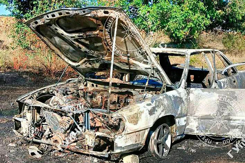 Автомобиль «Ауди» 1990 года выпуска выгорел полностью (Фото: МВД Приднестровья).