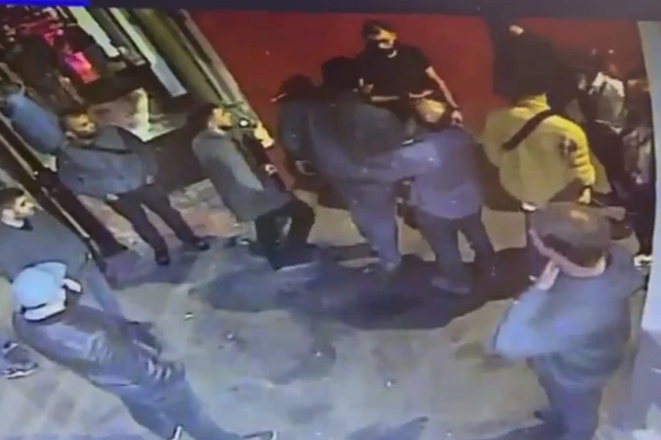 В Ярославле посетитель избил охранника бара. Скриншот с видео, группа "Подслушано в Ярославле" ВКонтакте