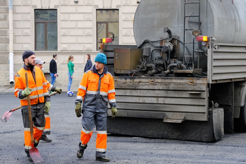 На проспекте Ветеранов в Петербурге устроили несогласованный ремонт дороги.