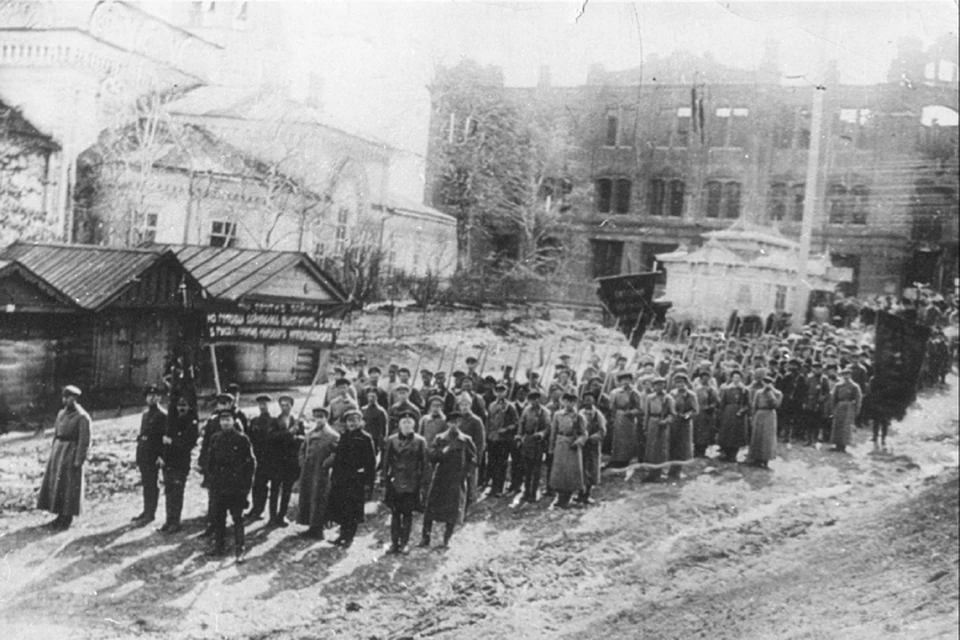 Снимок сделан в ноябре 1918 года. Это была демонстрация в честь годовщины Октябрьской революции. А несколькими неделями ранее горсовет переименовал два десятка улиц. Фото: ЦГАКО