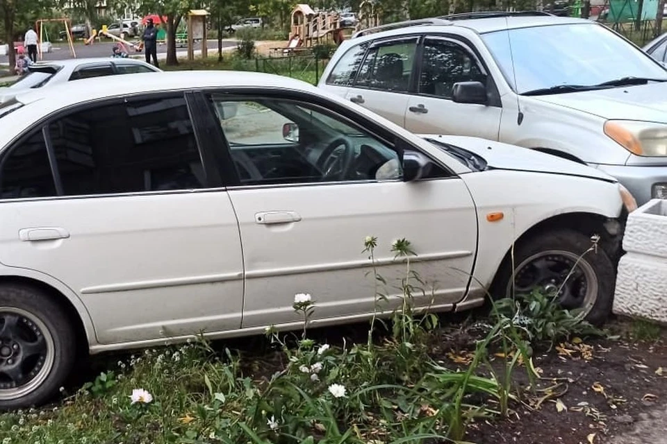 В Новосибирске пьяный лихач влетел в припаркованное авто во дворе дома. Фото: «АСТ-54»
