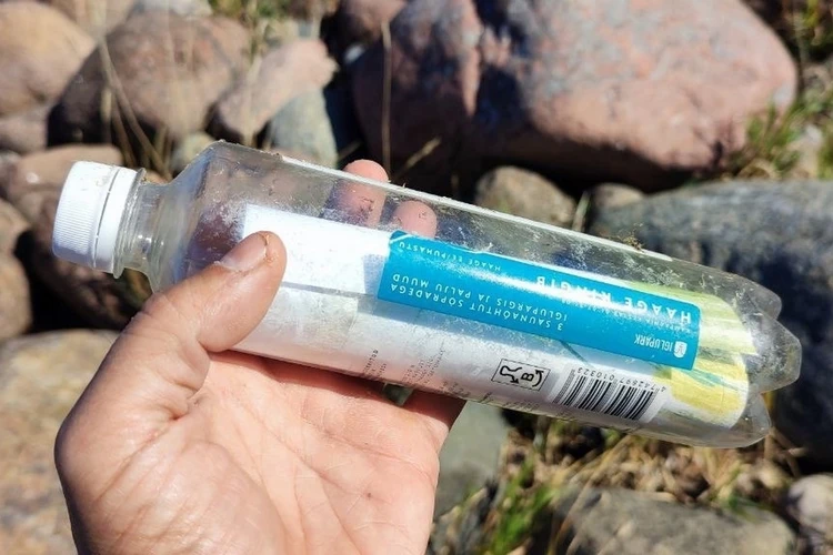 «Ответ отправил незамедлительно»: Смотритель маяка в Финском заливе нашел послание в бутылке от маленького мальчика из Австрии