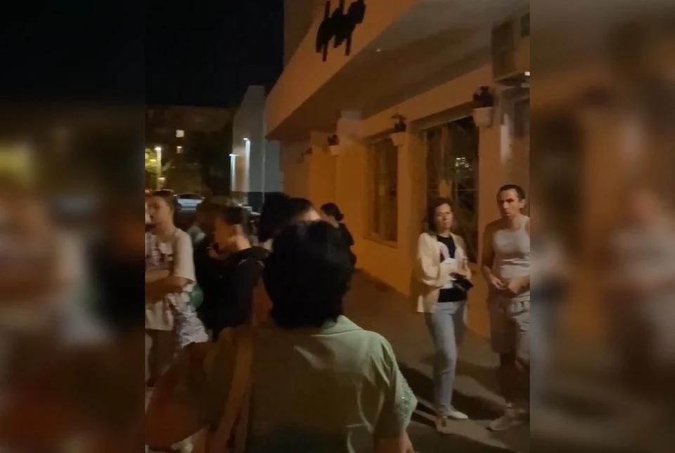 Охранник севастопольского ДКР попросил людей выйти из здания и идти в "свои" укрытия. Фото: скриншот из видео