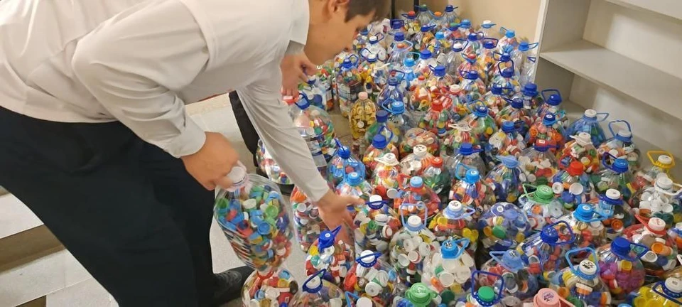 Ученики совместно с куратором собрали более 2500 тысяч крышек от пластиковых тар