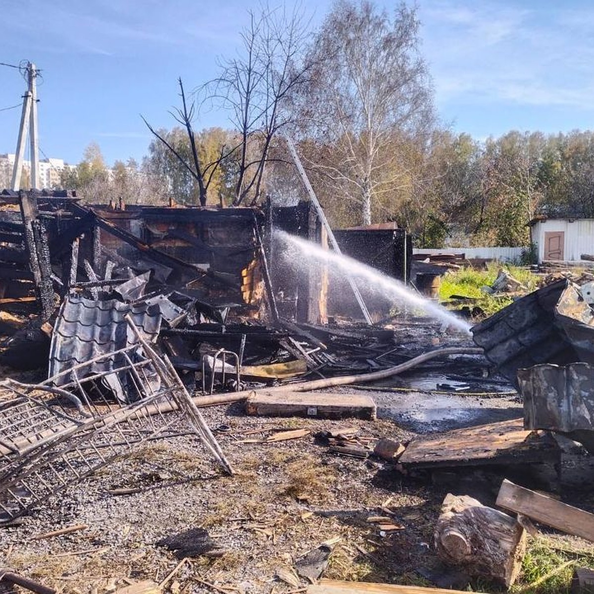 Выбегали в одних халатах, ничего не взяли»: под Новосибирском у семьи с  шестью детьми сгорел дом - KP.RU