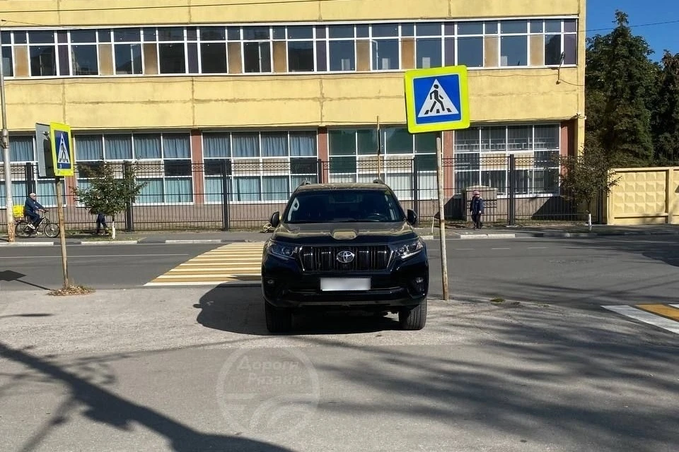 Оставившего внедорожник Toyota на тротуаре в Рязани водителя оштрафовали.