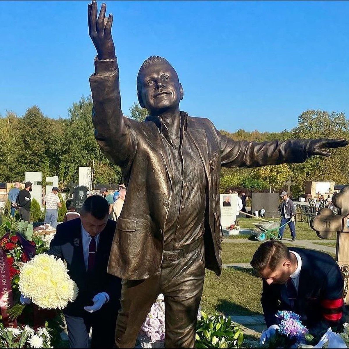 Цветы от Пугачевой и Кобзон, венок из Беларуси и от Элтона Джона». В Москве  отрыли памятник уроженцу Беларуси Борису Моисееву в годовщину его смерти -  KP.RU