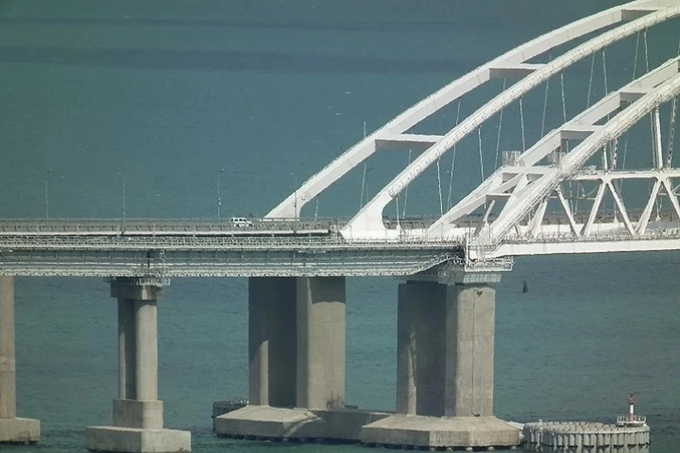 Крымский мост перекрыли для машин