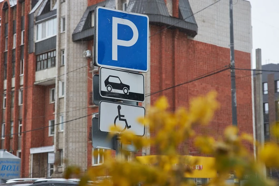 В Новосибирске парковка на площади Ленина станет платной со 2 октября.