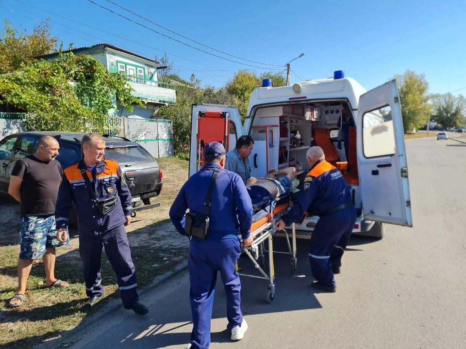 Спасатели помогли погрузить мужчину в автомобиль скорой помощи. Фото: областная служба спасения на воде