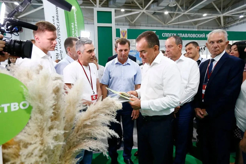 Глава региона пообщался с производителями продукции. Фото: пресс-службы администрации Краснодарского края.