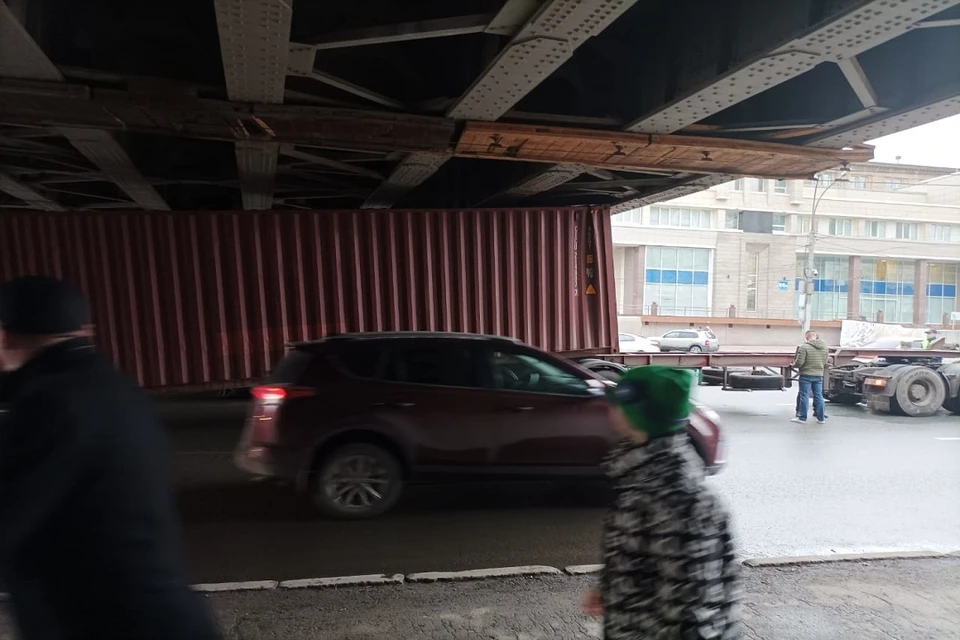 В Новосибирске фура потеряла контейнер под путепроводом на Красном проспекте. Фото: предоставлено Татьяной Чудимовой.