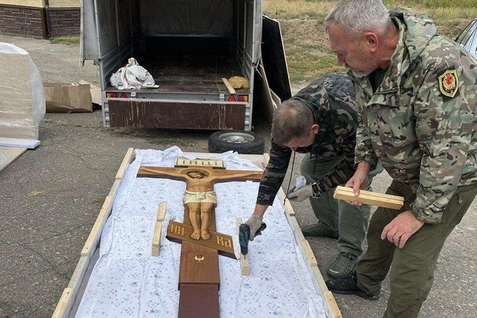 В Свято-Вознесенский мужской монастырь Луганска из Новосибирска доставили голгофу. Фото - пресс-служба депутата Госдумы Александра Аксёненко