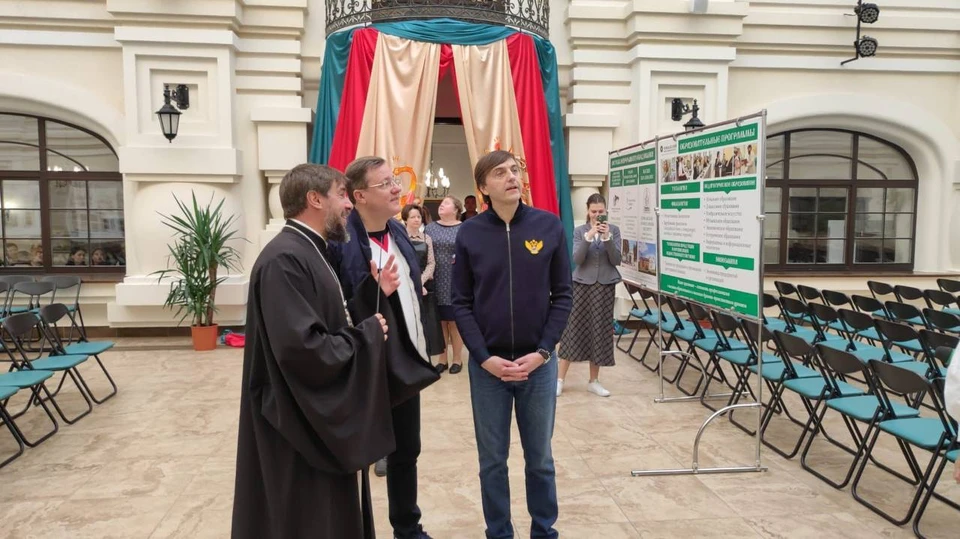 Академия построена по благословению Святейшего Патриарха Московского и всея Руси Кирилла при поддержке областных властей и попечителей