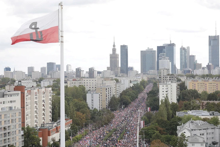 Толпы возмущенных поляков затопили Варшаву: Люди протестуют против политики правящей партии