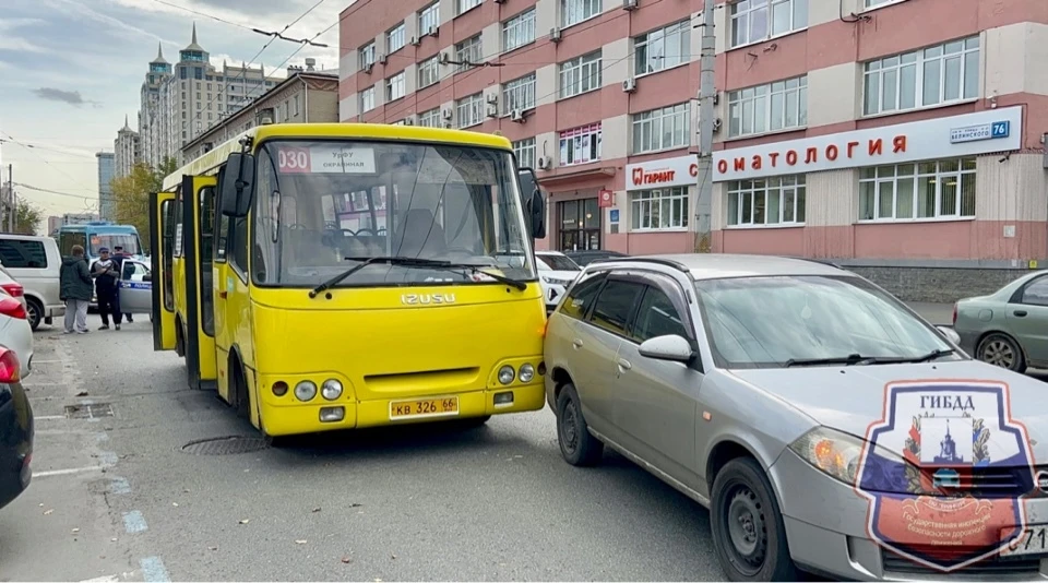 Женщина на Nissan попросту не выдержала нужный интервал между своей машиной и автобусом. Фото: ГИБДД Екатеринбурга
