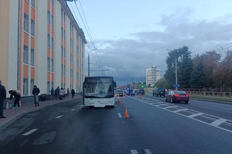 В Гродно мужчина шел на работу и попал под автобус, водитель которого его не увидел. Фото: УВД Гродненского облисполкома.