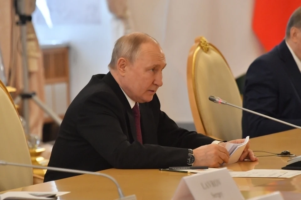 Президент России Владимир Путин подписал указ, согласно которому отметили выдающиеся заслуги 12 свердловчан
