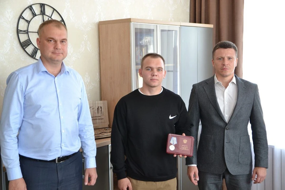 Бойцу СВО из Новосибирской области вручили медаль «За отвагу». Фото: Павел Буковинин
