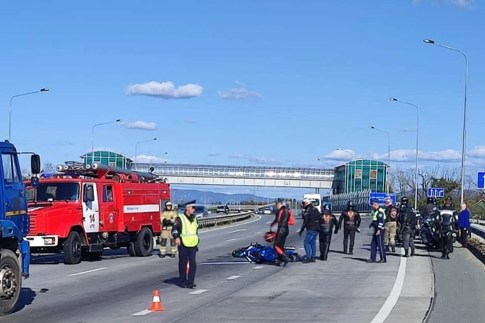 На месте работала полиция и скорая помощь. Фото: УМВД России по Приморскому краю