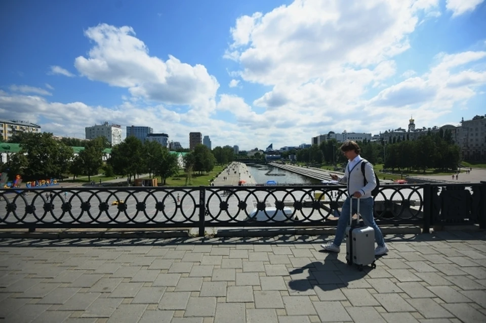 Увеличение екатеринбург. Жара в городе. Фото Екатеринбурга сейчас. Жара в городе фото. День города Екатеринбург 2022 фото.