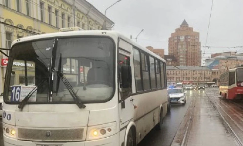 В Туле легковушка «подрезала» автобус: в салоне после падения пострадал пассажир. Фото: Telegram-канал «Compas_71 Едем по Туле».