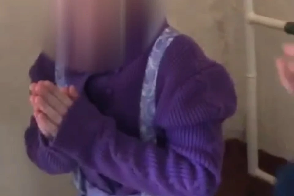 Подростки снимали видео с издевательствами над школьницей Фото: скриншот из видео