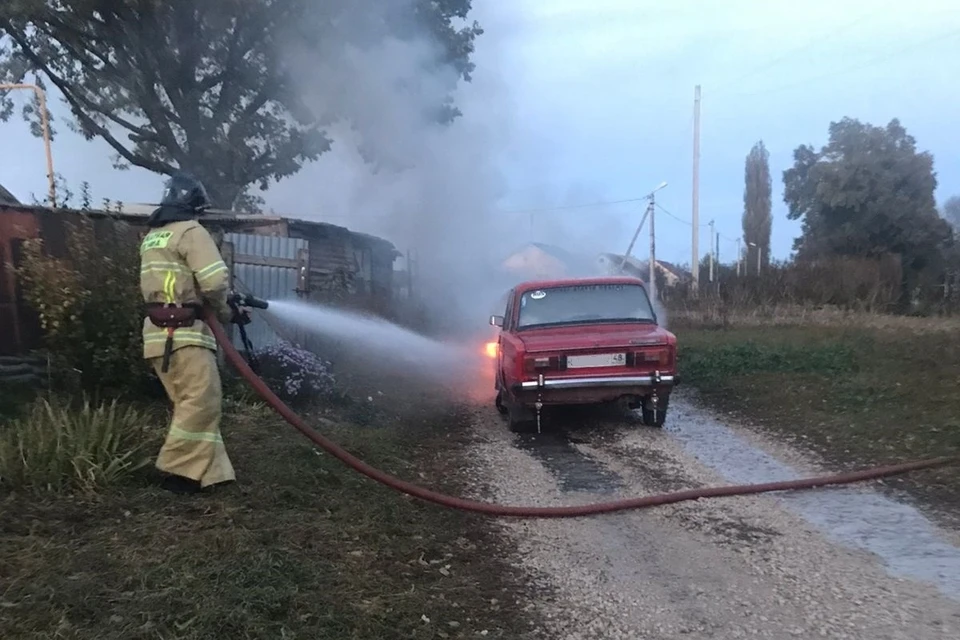 В Воловском районе Липецкой области загорелся ВАЗ-2106