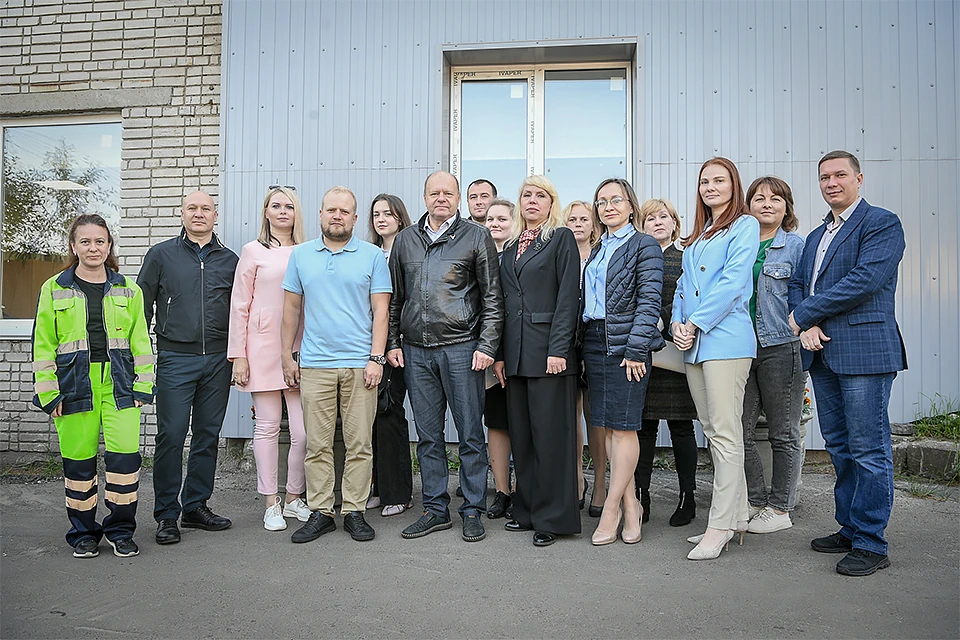 Юрий Синяков (на фото в центре) с коллективом предприятия. Фото: Сергей Юдин