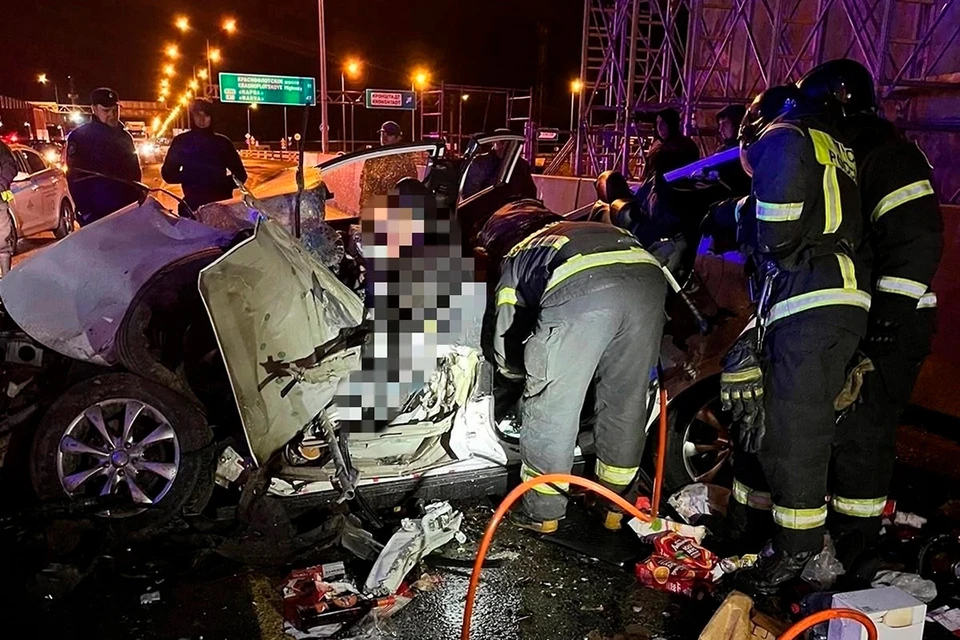 Полиция проверяет смертельное ДТП на Кронштадтской транспортной развязке. Фото: vk.com/welomonosovs